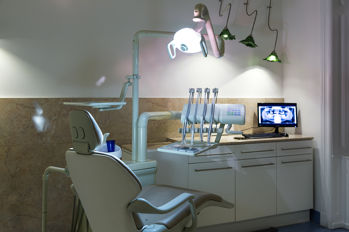 The lights are on in the consulting room of ArtDent, an X-ray picture can be seen on the monitor.